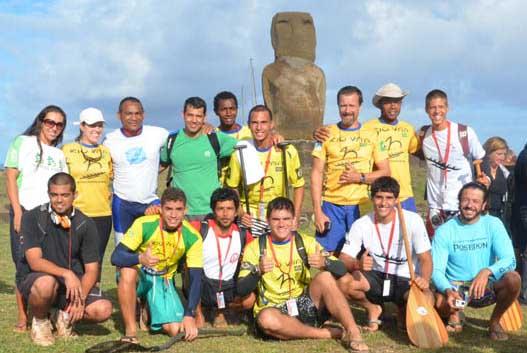 Equipe Junior vice-campeã sul-americana e Integrantes da delegação brasileira na prova Rapa Nui Va´a 2011 / Foto:  Divulgação 